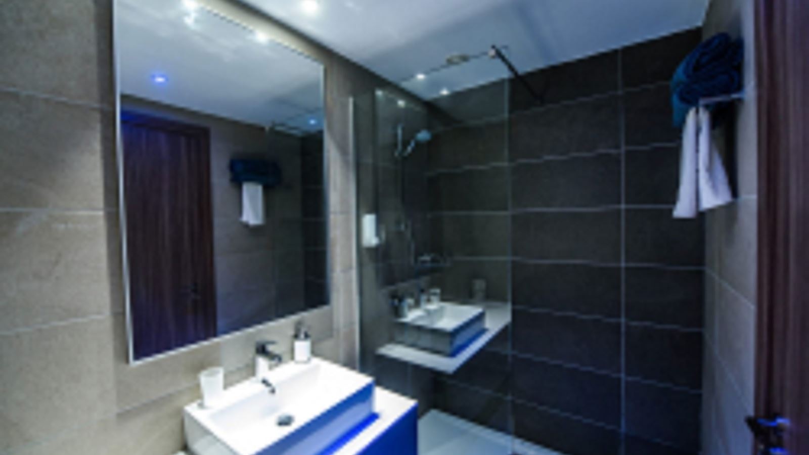 rooms-single-use-standard-room-pool-view-balcony