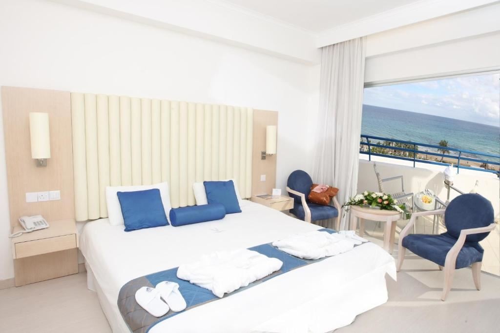 rooms-singleuse-standard-room-lateralseaview-balcony