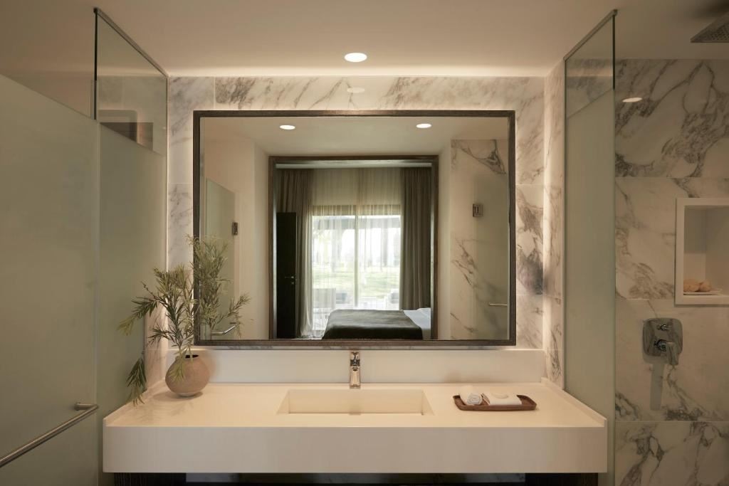 rooms-mare-vip-suite-swim-up-bungalow-area