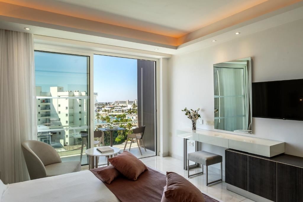 rooms-singleuse-superior-room-lateralseaview-balcony