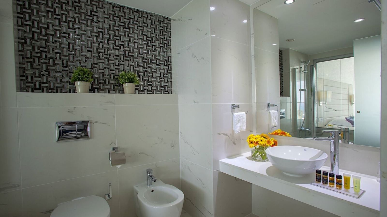 rooms-singleuse-superior-room-balcony