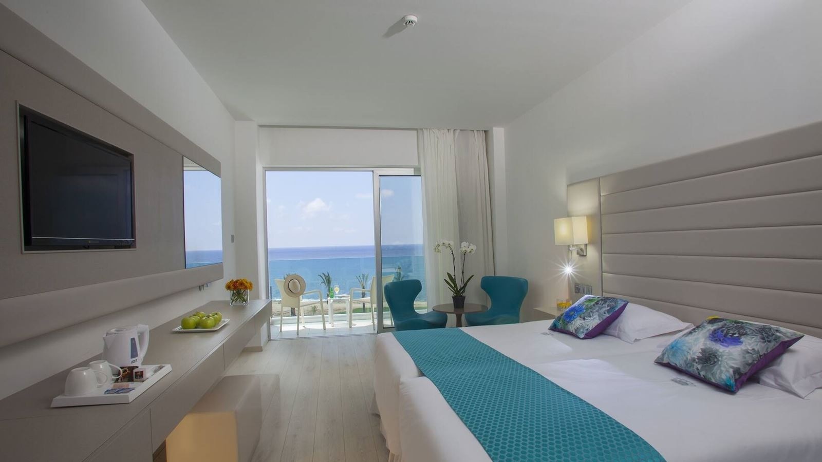 rooms-superior-room-seaview-balcony
