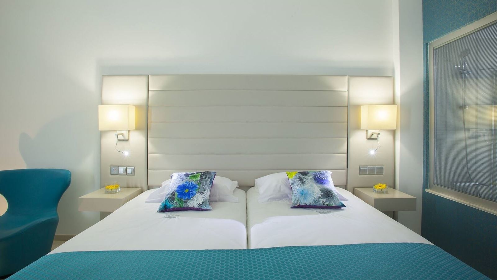 rooms-singleuse-superior-room-lateralseaview-balcony