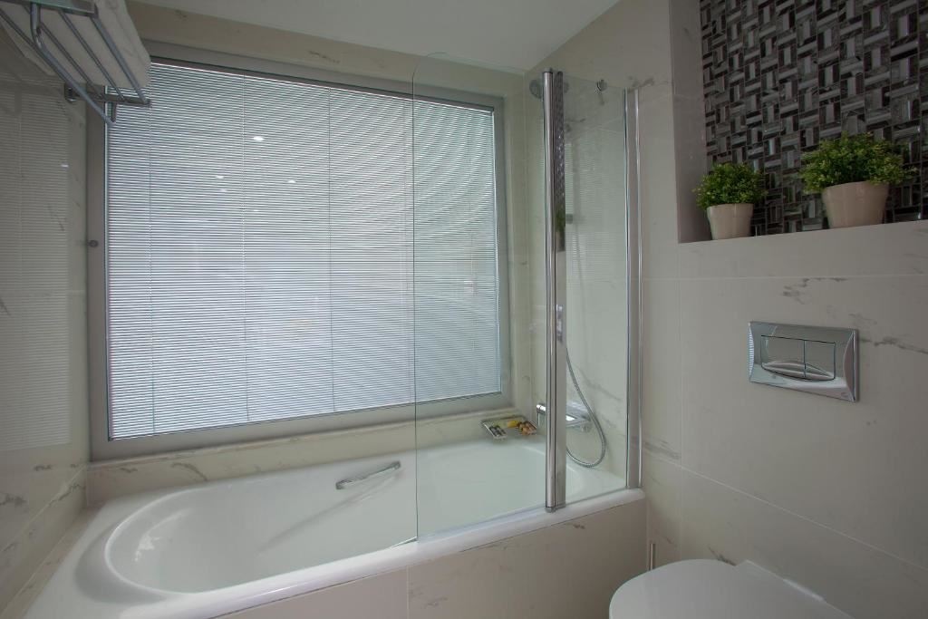 rooms-deluxe-familysuite-seaview-balcony