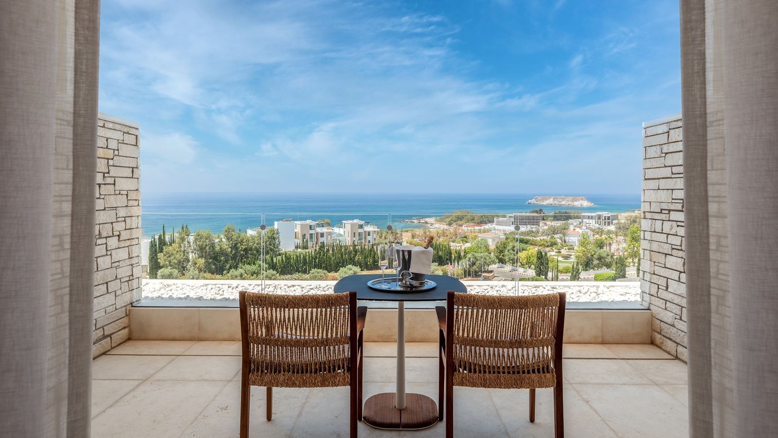 rooms-2-bedroom-suite-balcony-or-terrace