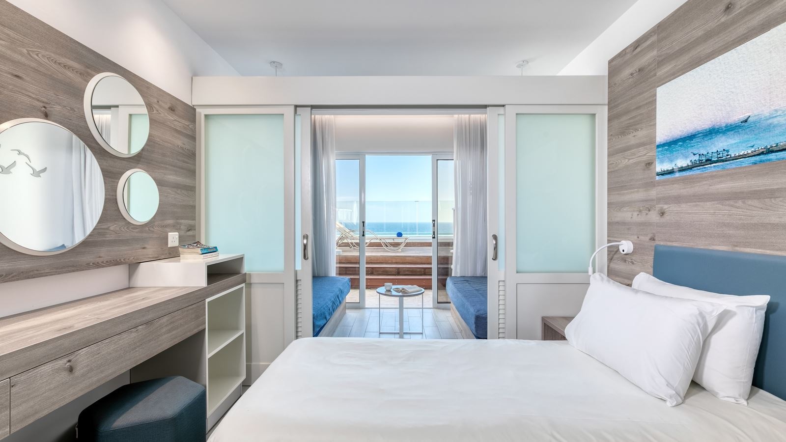 rooms-double-superior-familyroom-seaview-balcony