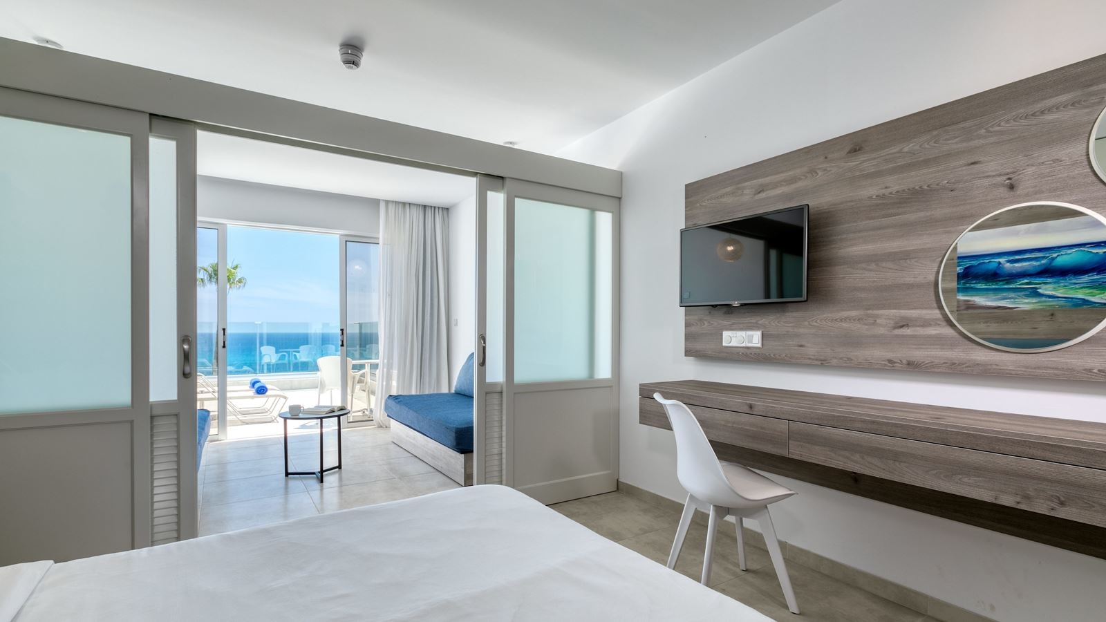 rooms-double-superior-familyroom-seaview-balcony