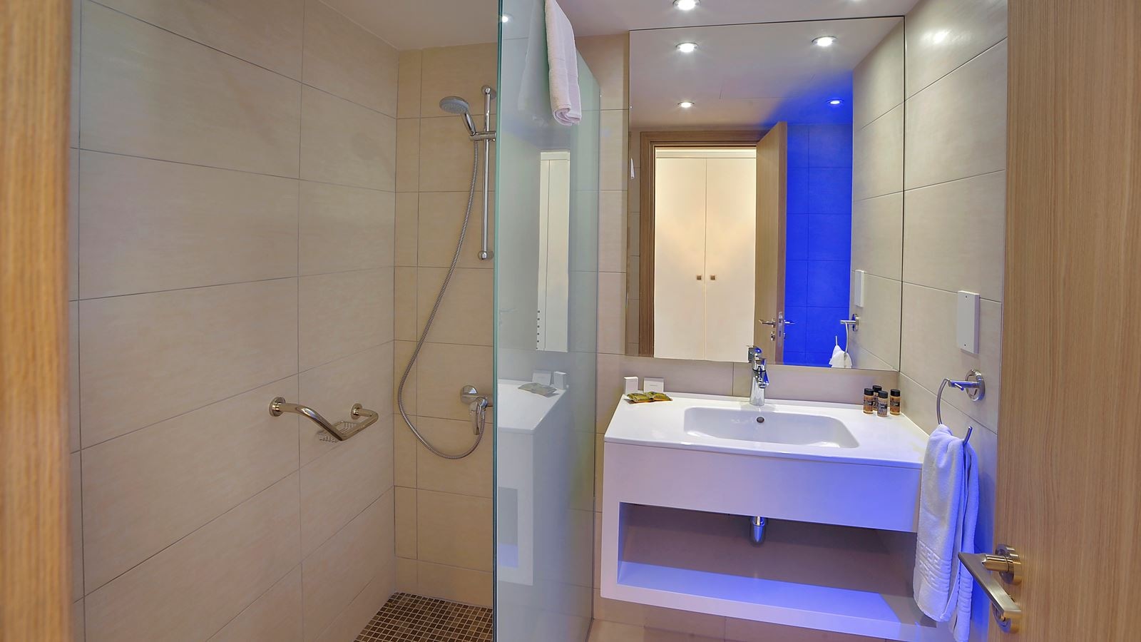 rooms-luxury-room-seaview-balcony