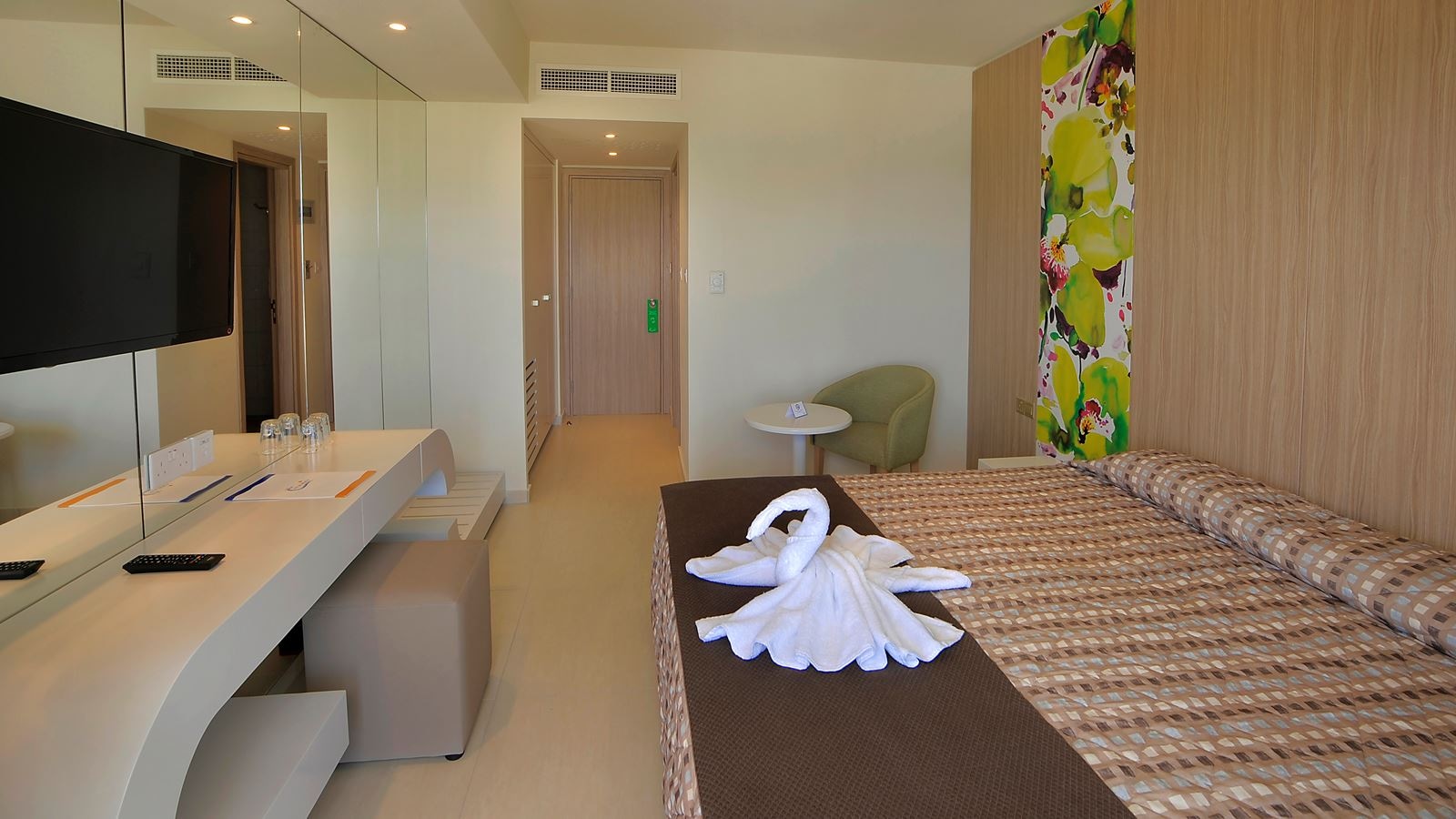 rooms-standard-familyroom-inland-view-balcony