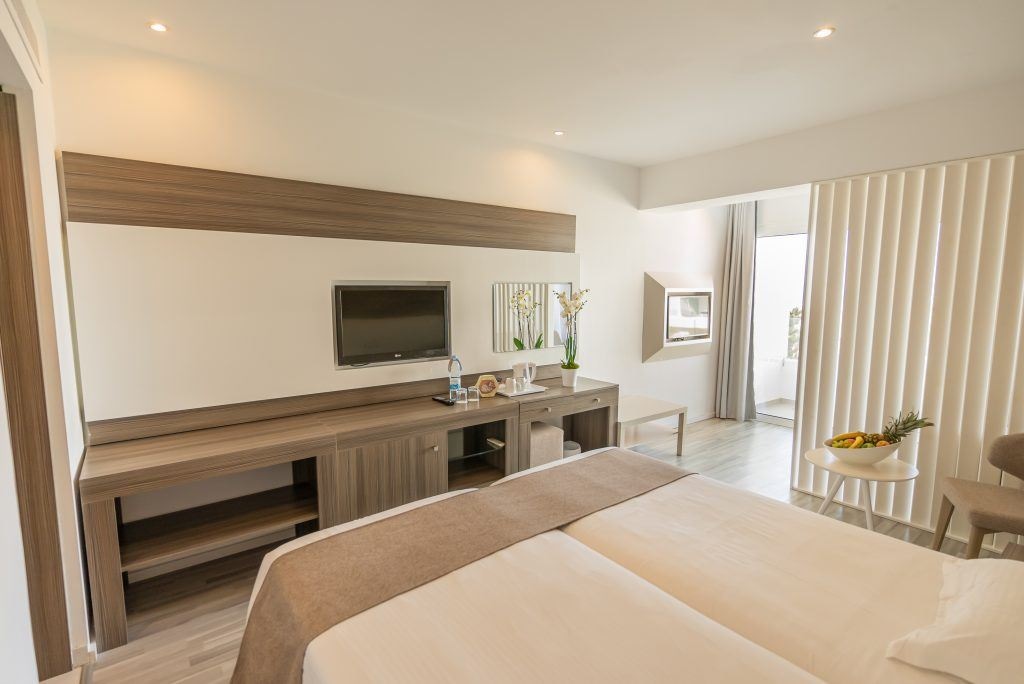 rooms-annex-familyroom-balcony