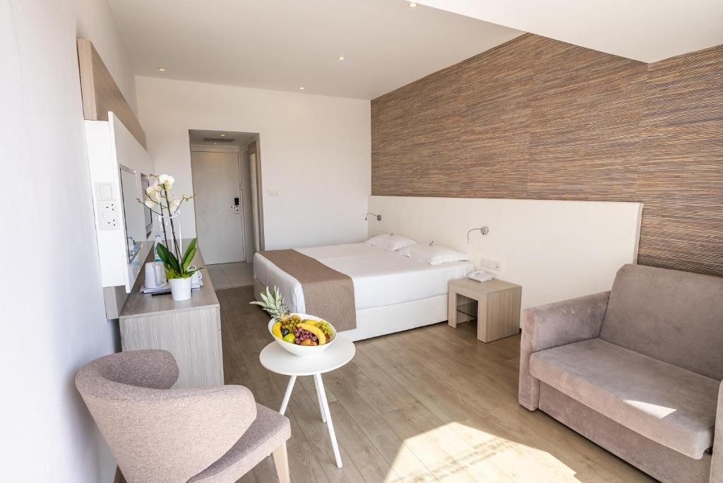 rooms-singleuse-room-lateralseaview-balcony-or-terrace