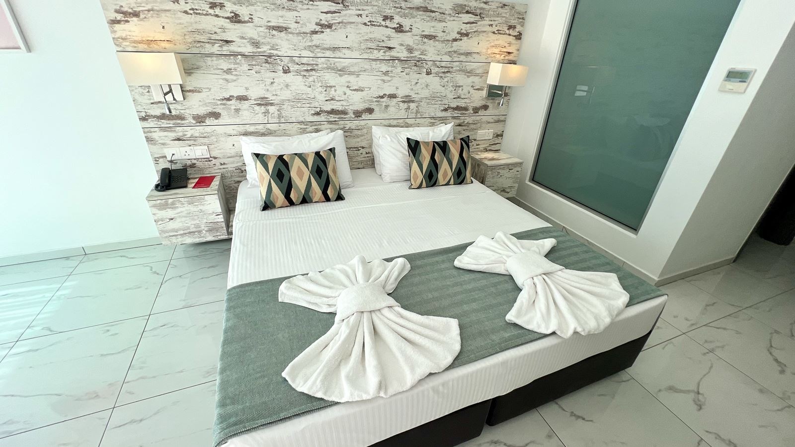 rooms-deluxe-room-swimup--pool-terrace