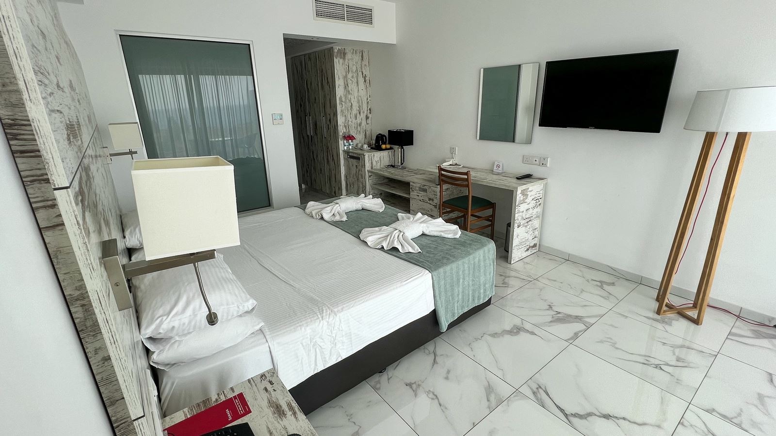 rooms-deluxe-room-swimup--pool-terrace