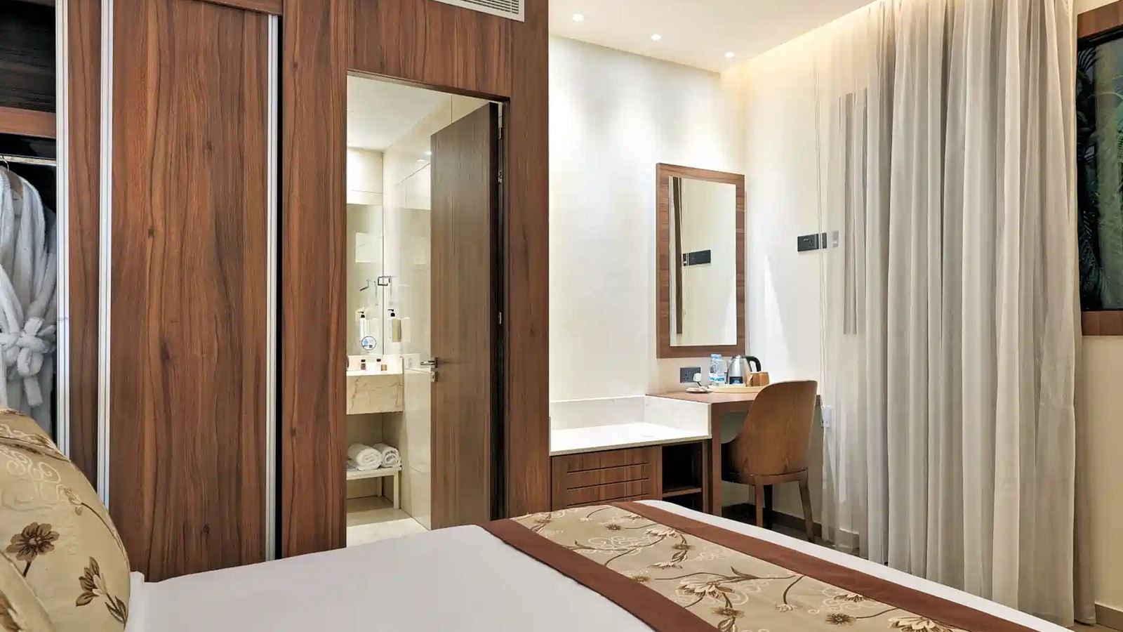 rooms-double-basic-room-city-view-without-balconyterrace