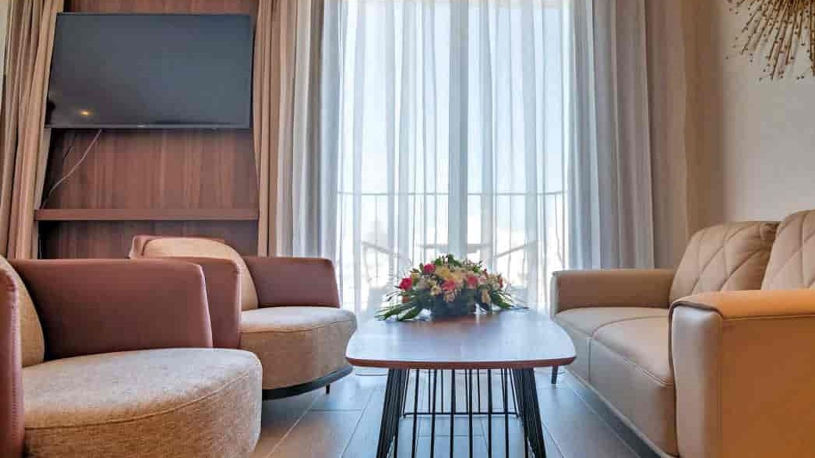 rooms-suite-city-view-balcony