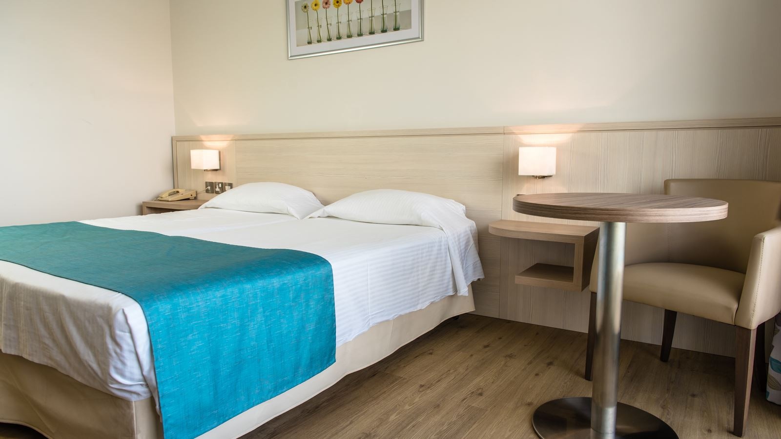 rooms-standard-room-garden-view-balcony