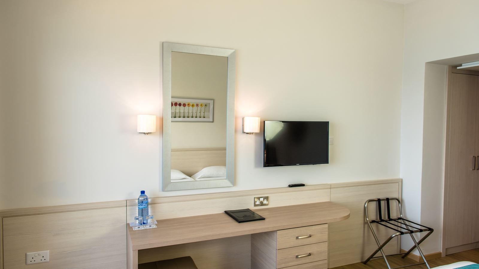 rooms-family-room-garden-view