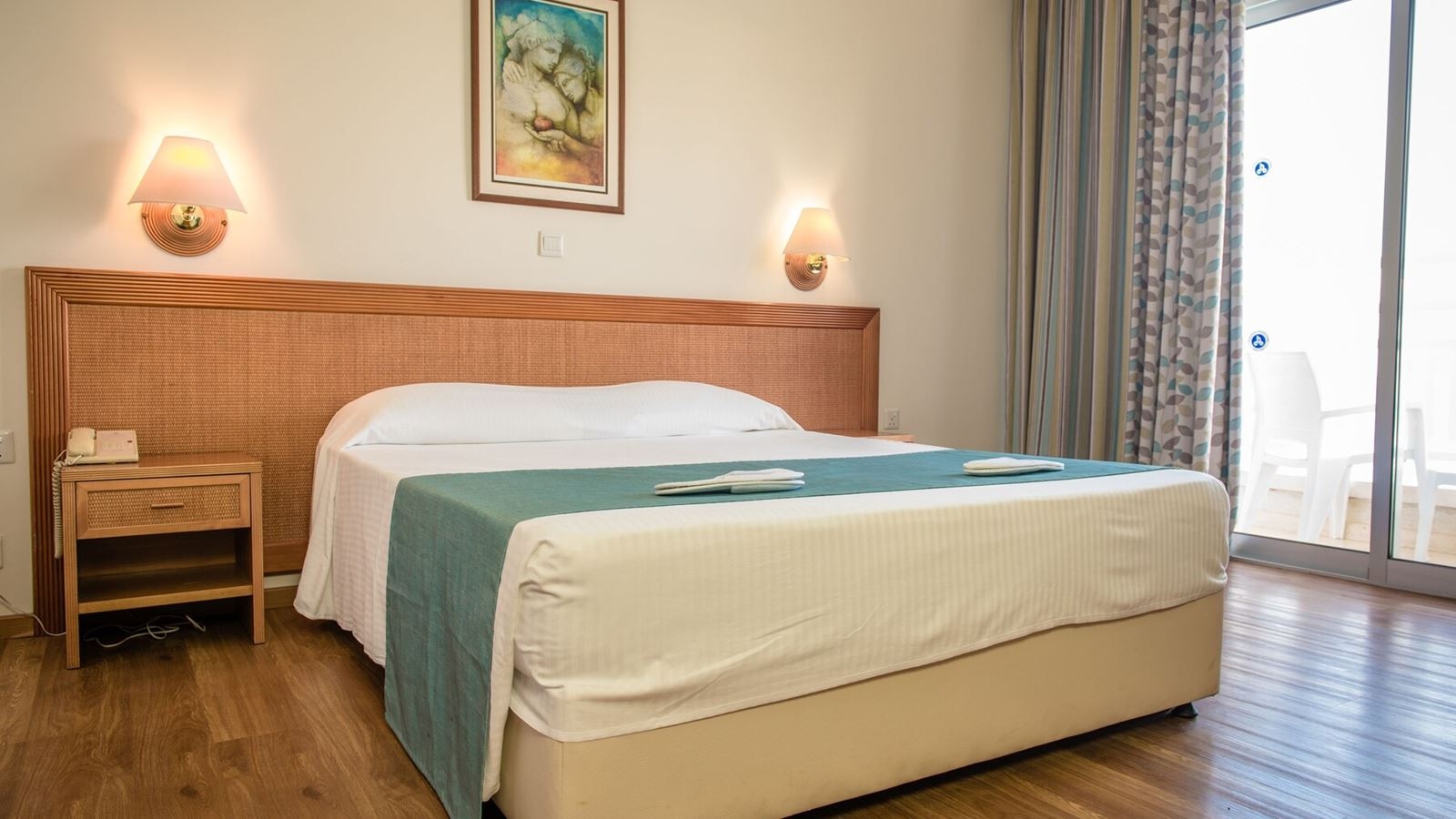 rooms-standard-room-garden-view-balcony