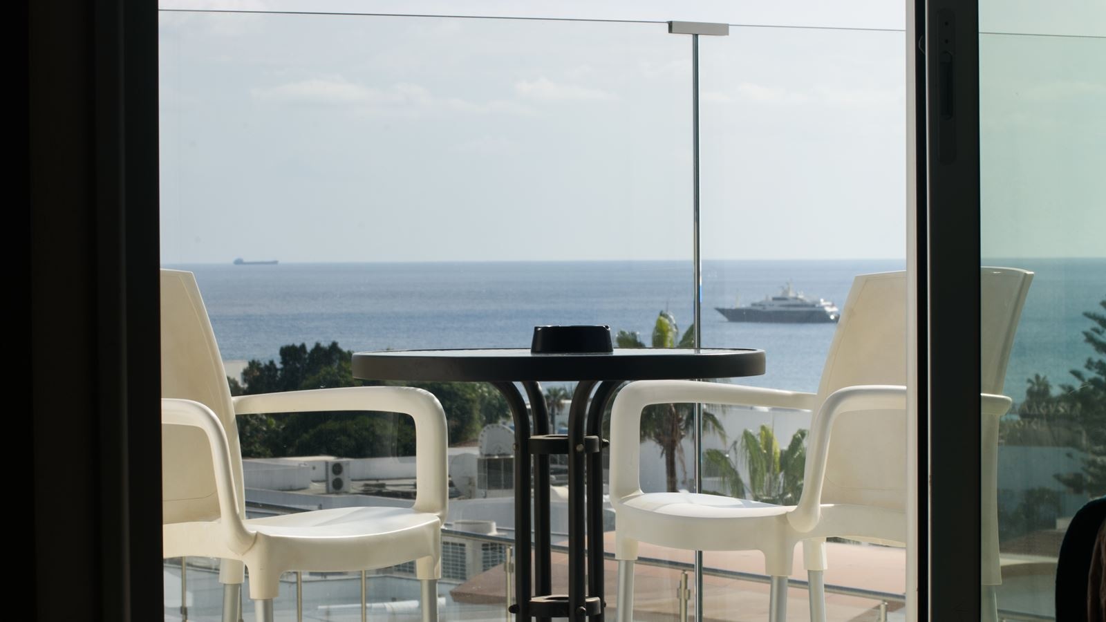 rooms-standard-room-poolview-balcony