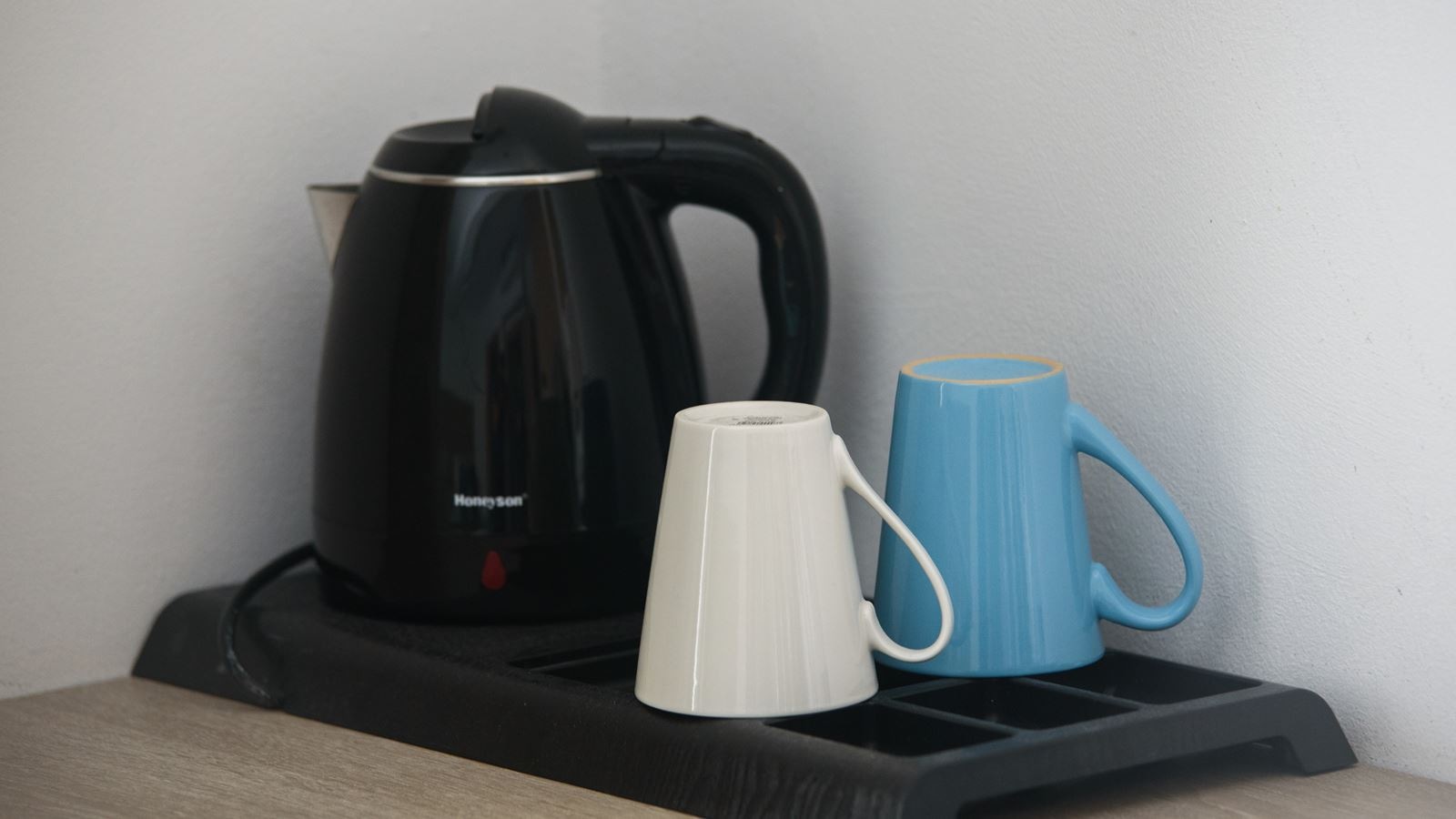 rooms-standard-room-poolview-balcony