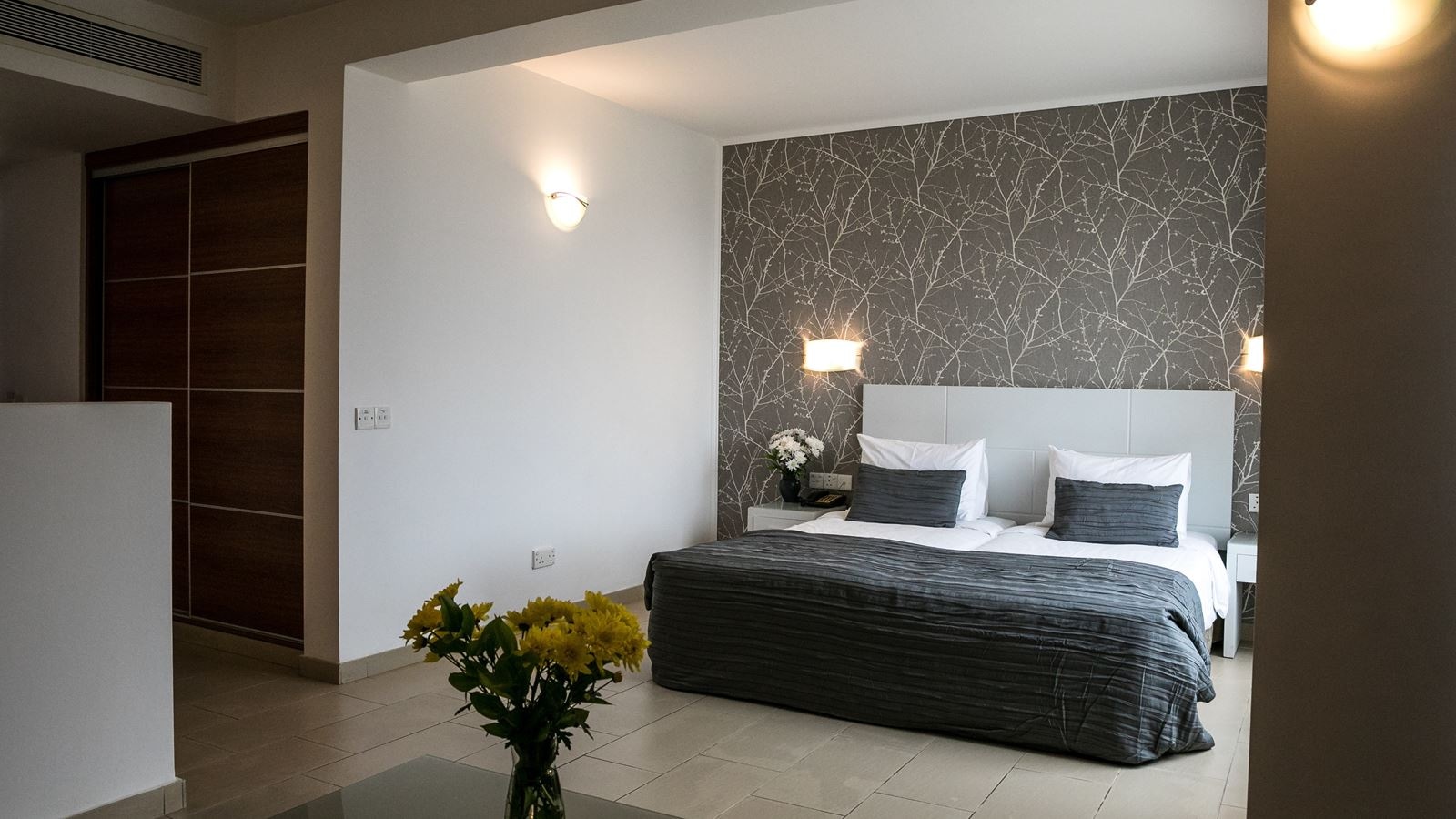 rooms-standard-room-lateralseaview-balcony