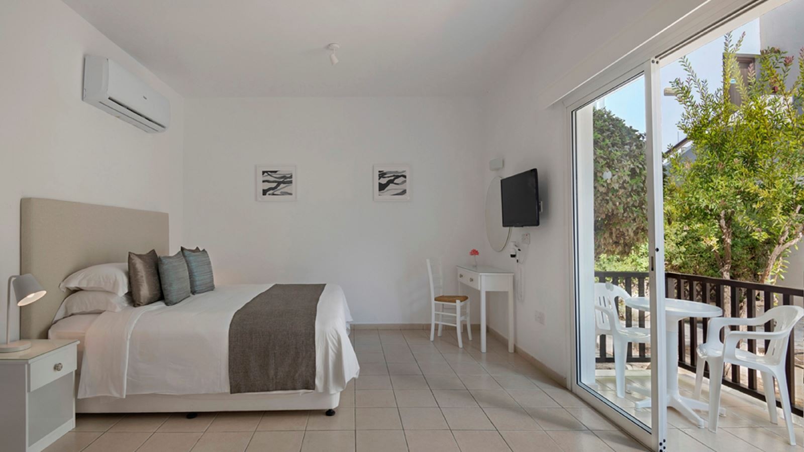 rooms-1-bedroom-apartment-balcony-or-terrace