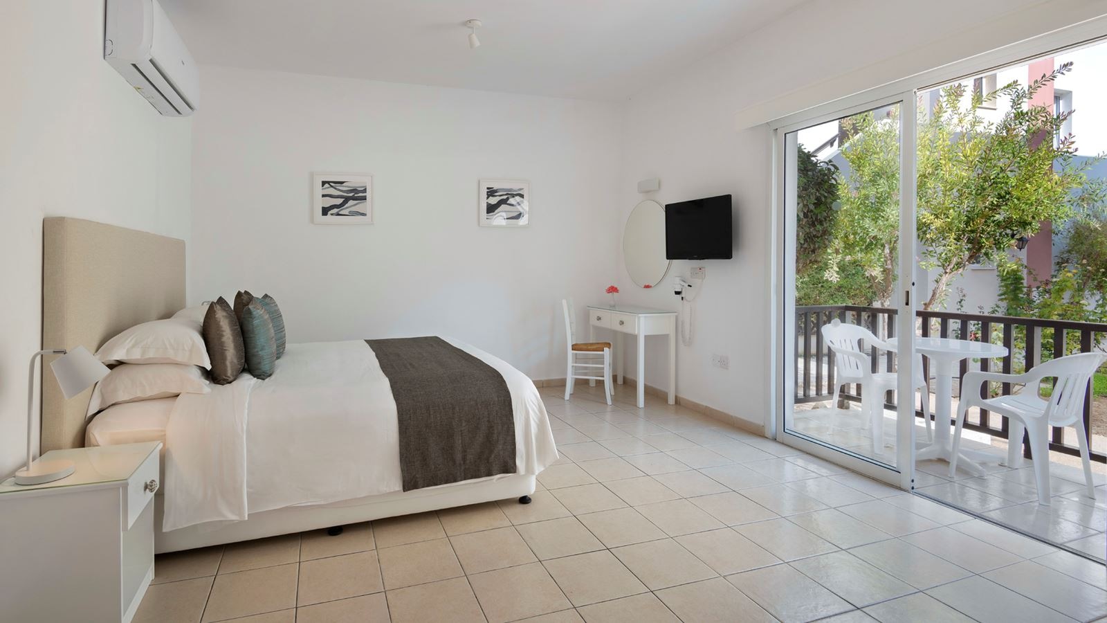 rooms-studio-balcony-or-terrace