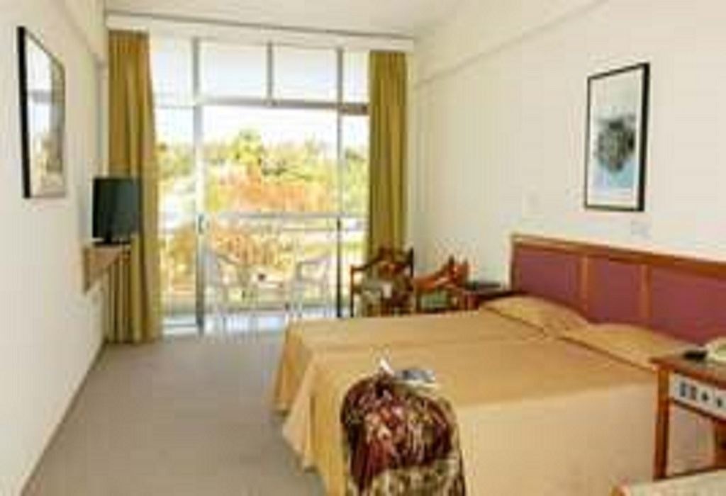 rooms-familyroom-inland-view-balcony