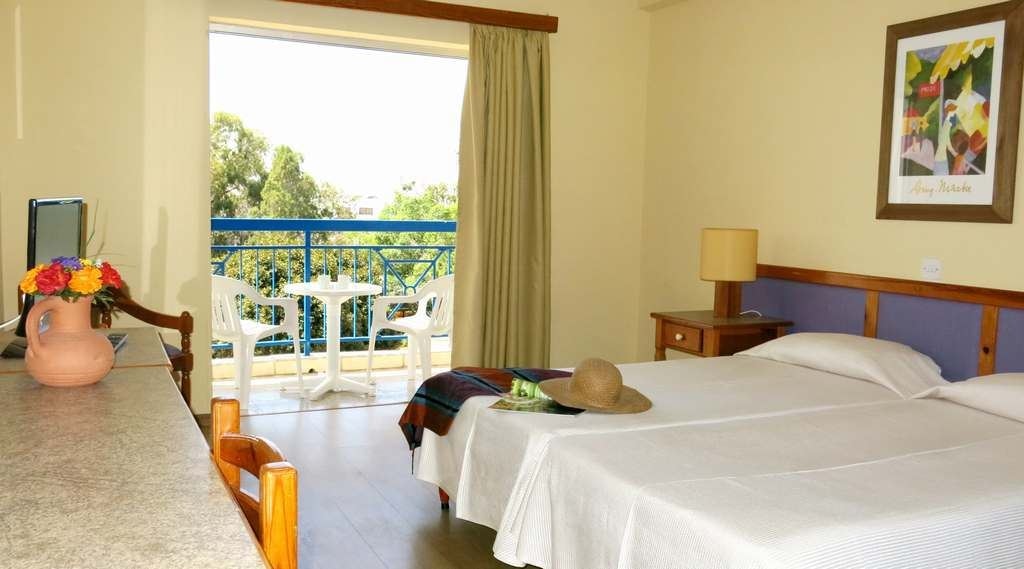 rooms-single-room-lateral-sea-view-or-pool-view-balcony