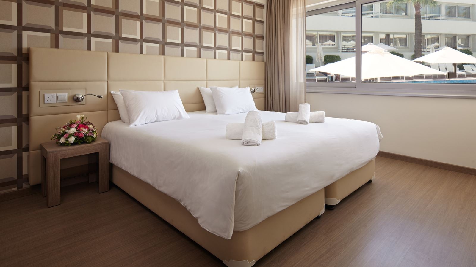 rooms-deluxe-apartment-balcony-or-terrace