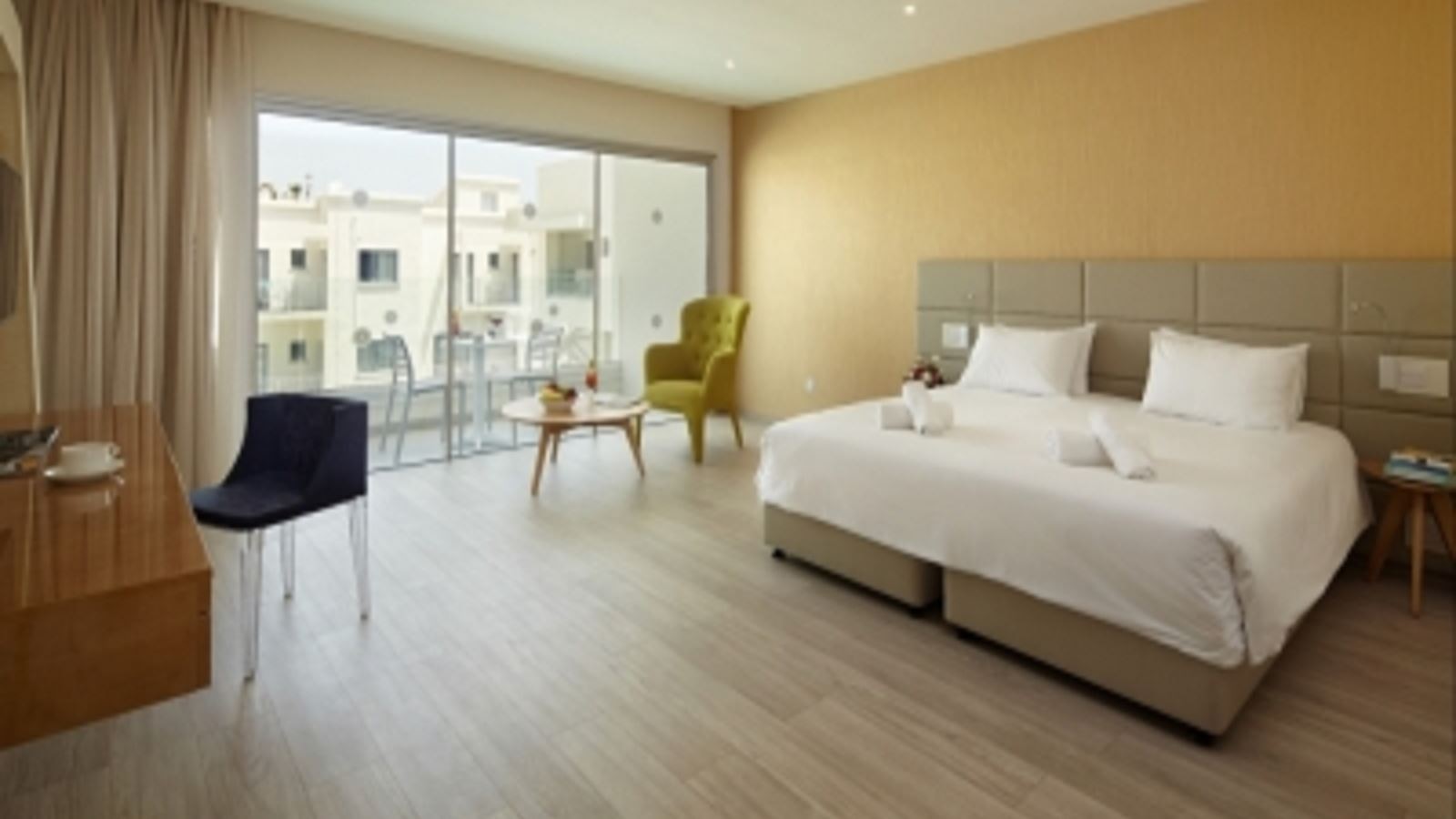 rooms-deluxe-room-balcony