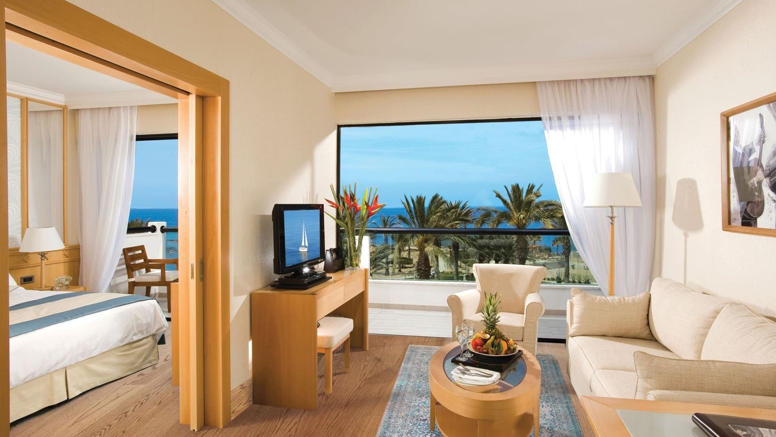 rooms-one-bedroom-suite-land-view