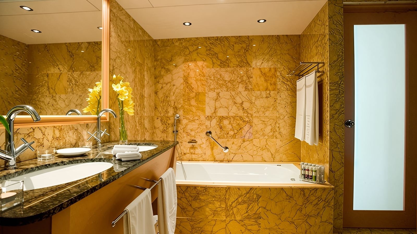 rooms-one-bedroom-suite-land-view