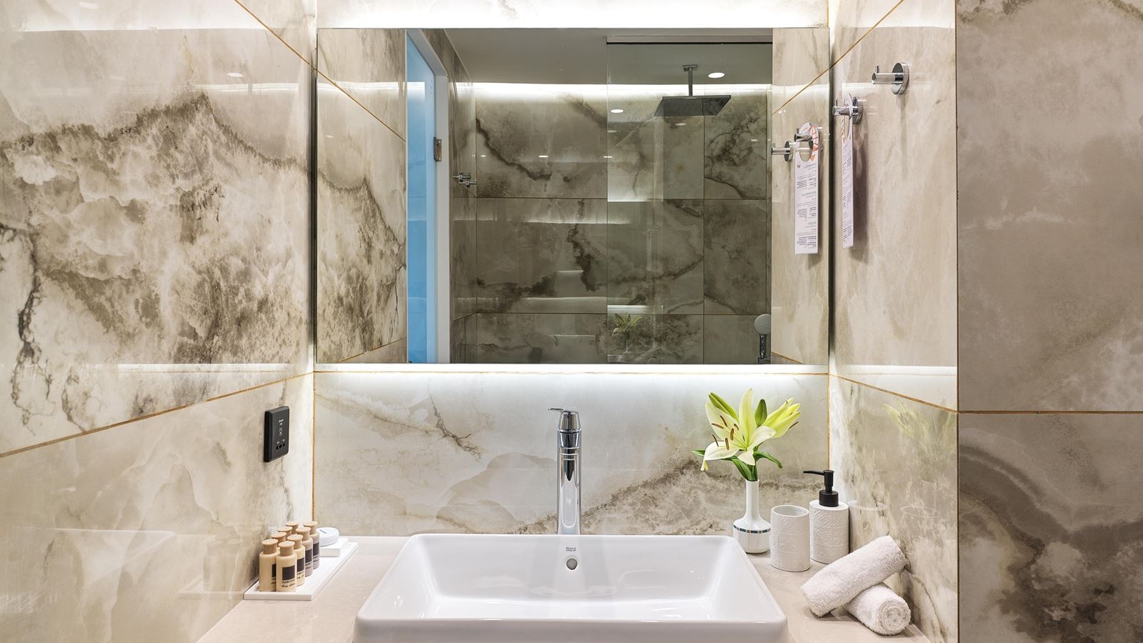 rooms-deluxe-room-inland-view