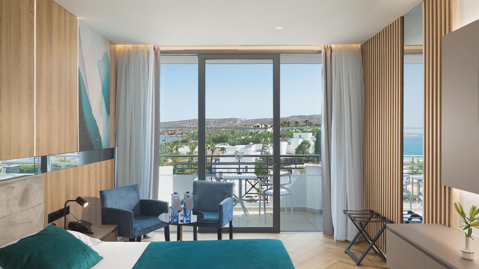 rooms-deluxe-room-side-seaview