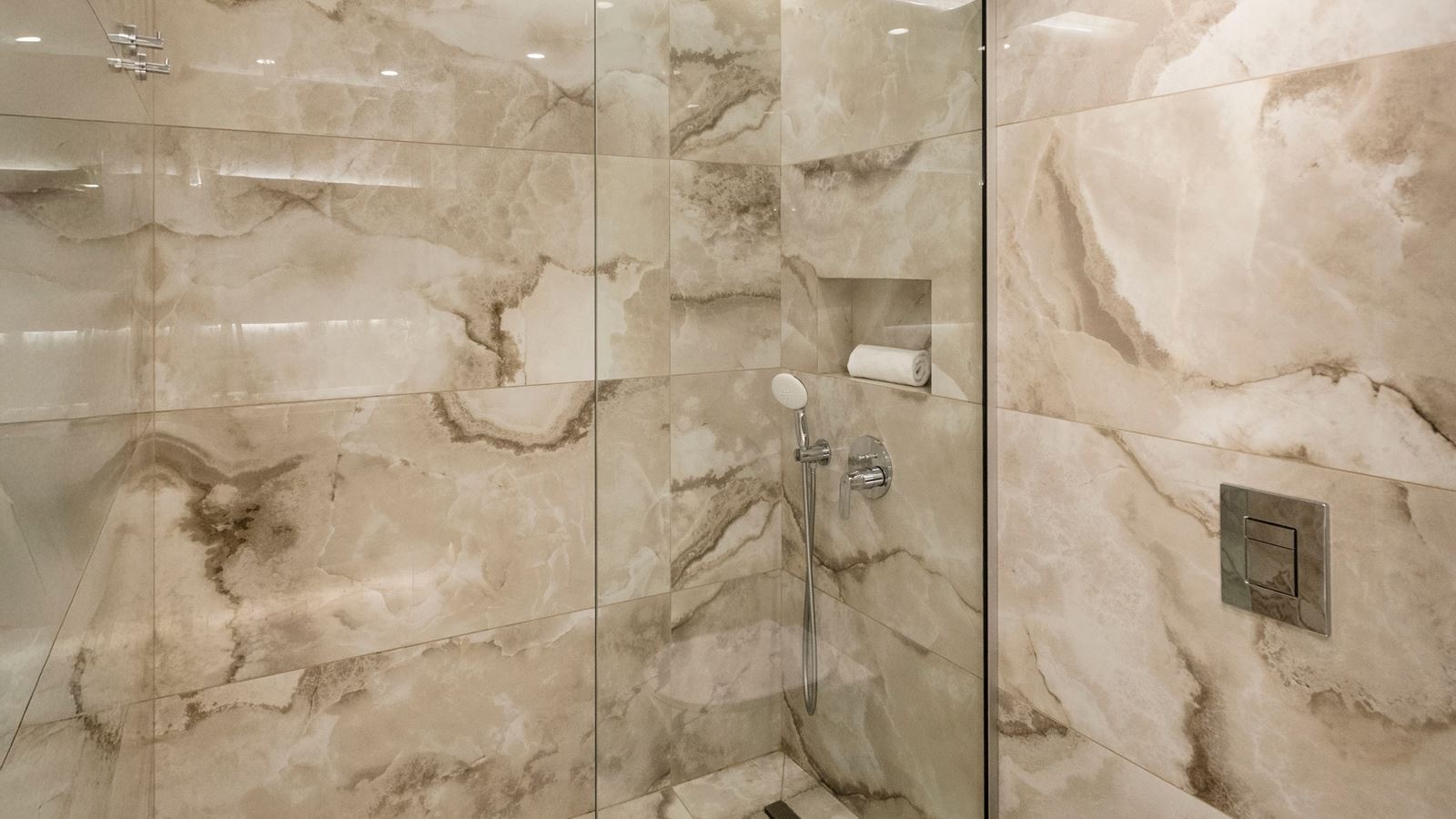 rooms-deluxe-room-side-seaview