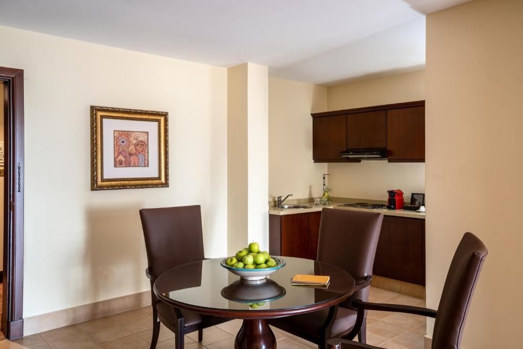 rooms-deluxe-one-bedroom-with-sofa-bed