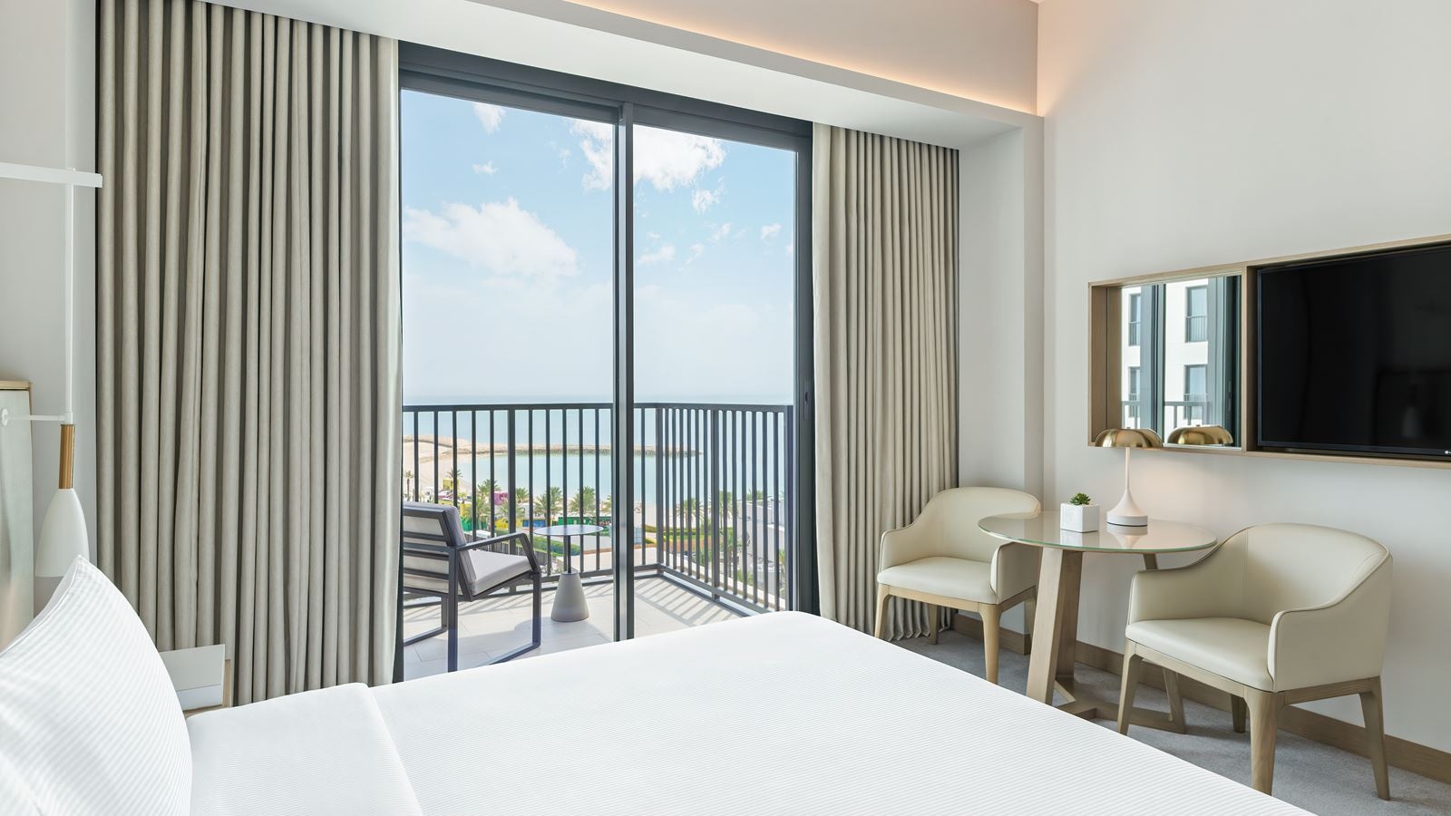 rooms-deluxe-sea-view-room-king-with-balcony