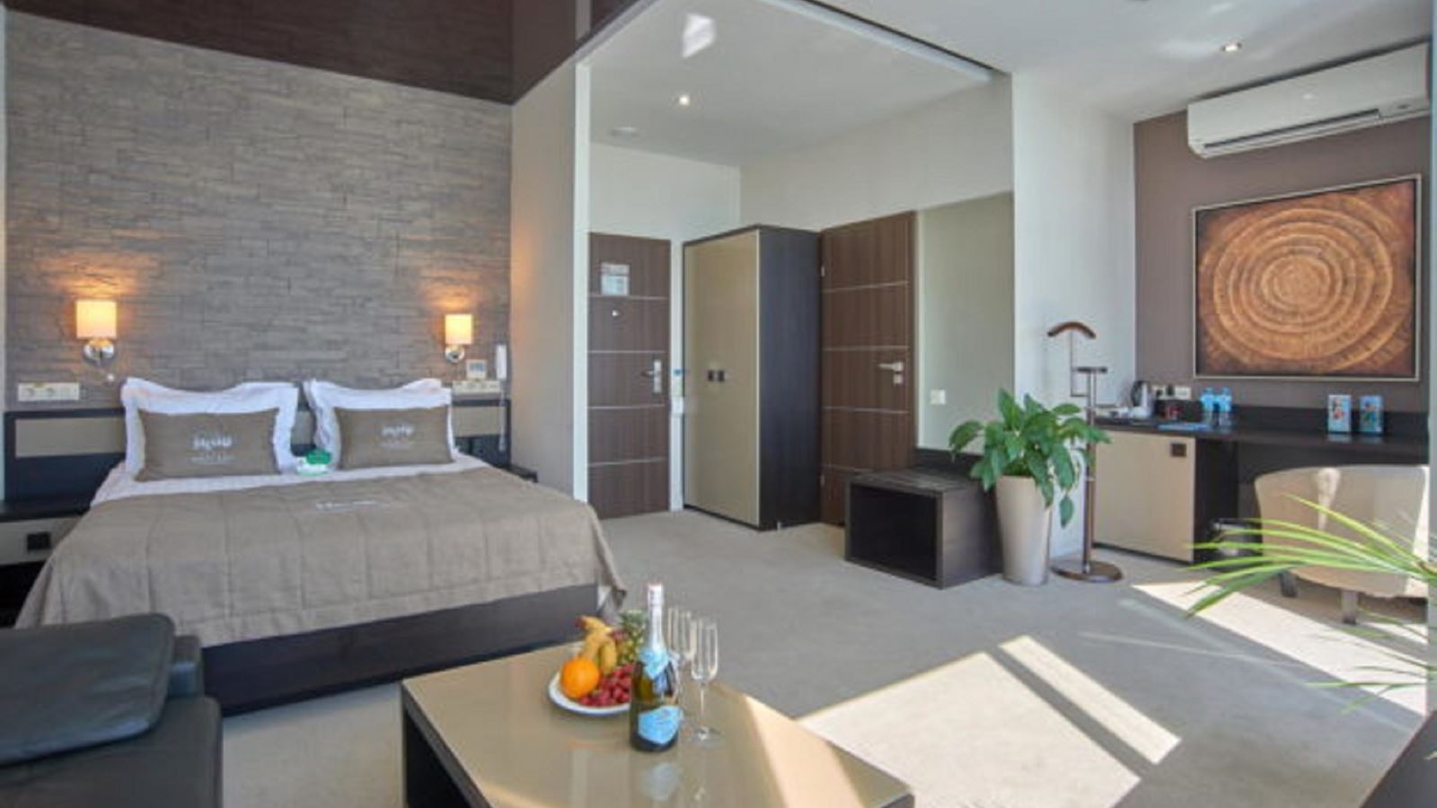 rooms-люкс-с-видом-на-город-и-строящийся-корпус