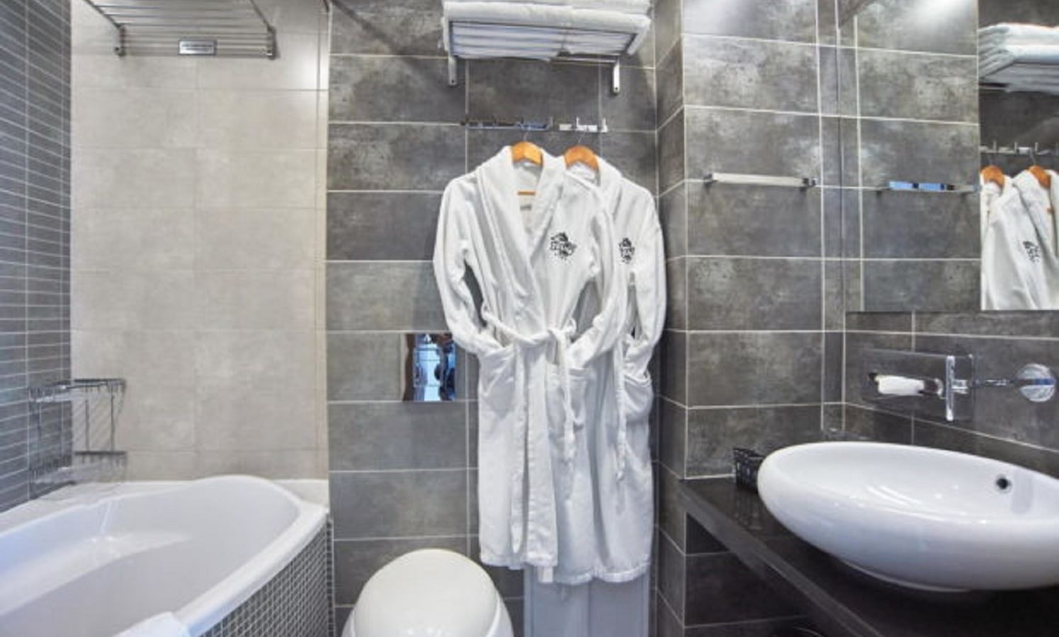 rooms-люкс-с-видом-на-город-и-строящийся-корпус