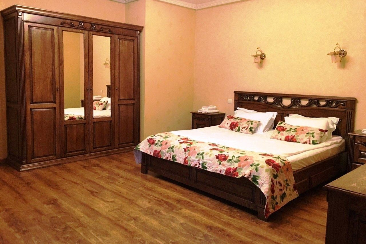 rooms-люкс-з-каміном-і-мінікухнею