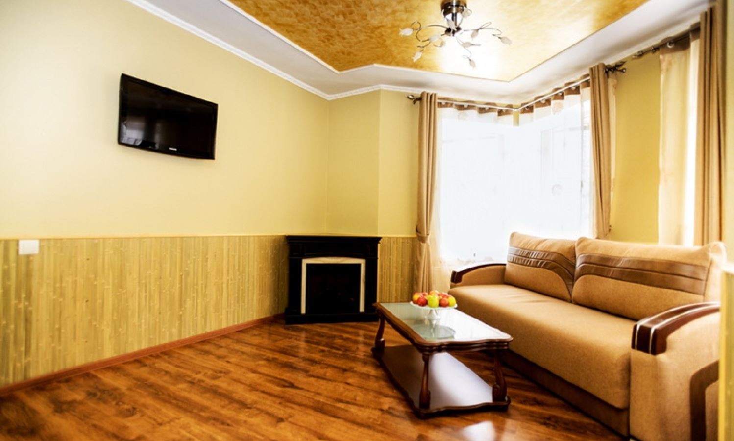 rooms-люкс-з-каміном-і-мінікухнею