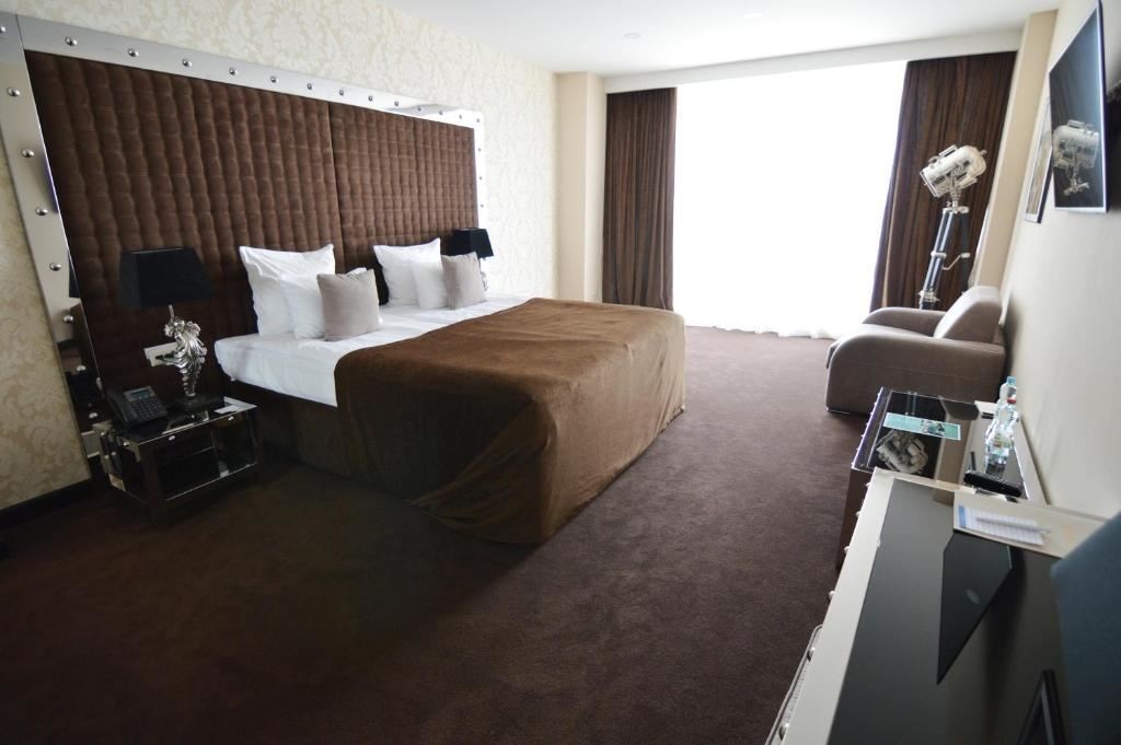 rooms-делюкс-с-видом-на-море--и-балконом