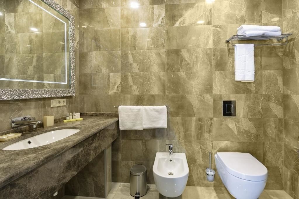 rooms-делюкс-с-видом-на-море--и-балконом