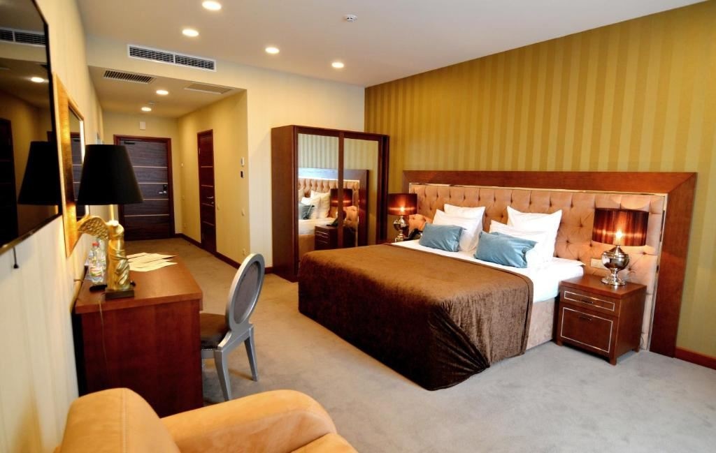 rooms-делюкс-с-видом-на-море--и-балконом