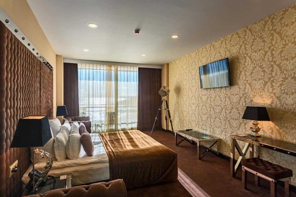 rooms-делюкс-с-видом-на-море--и-балконом