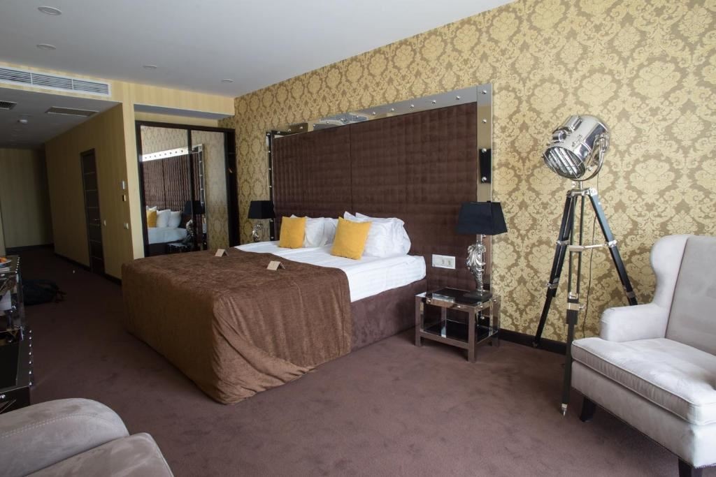 rooms-делюкс-с-видом-на-море--и-балконом