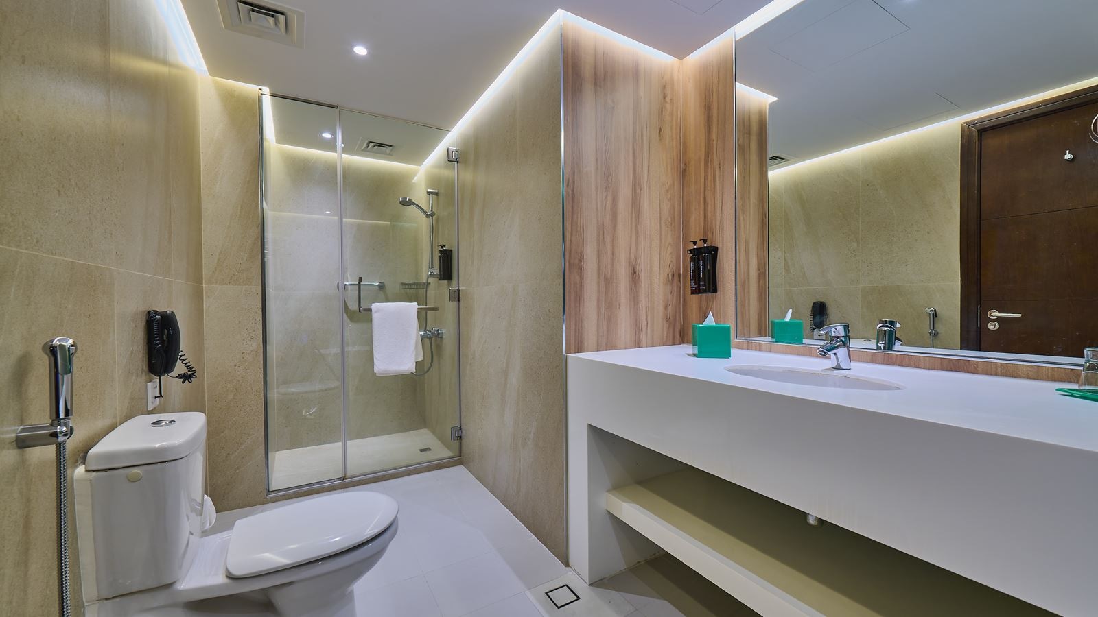 rooms-1bedroom-king-suite-with-balcony-city-view