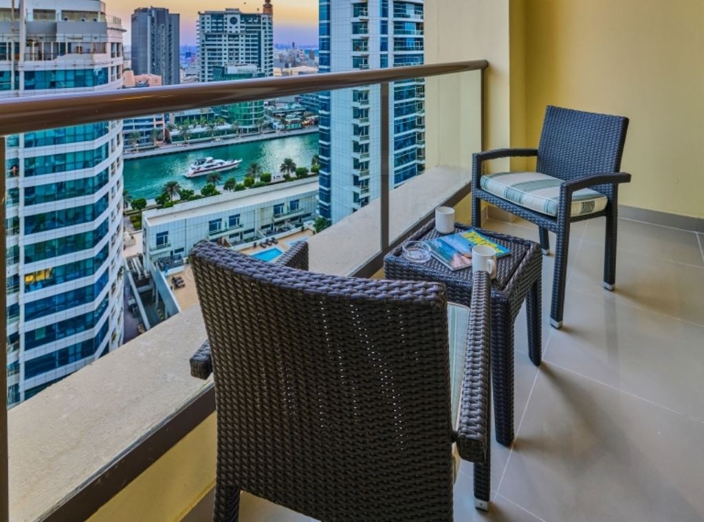 rooms-1bedroom-king-suite-with-balcony-city-view