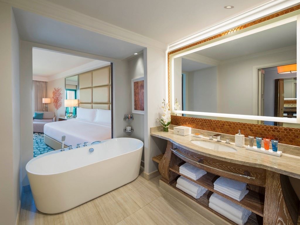 rooms-palm-queen-room